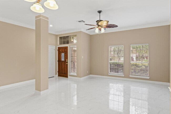 Foto del edificio - 7426 Hollow Ridge Dr