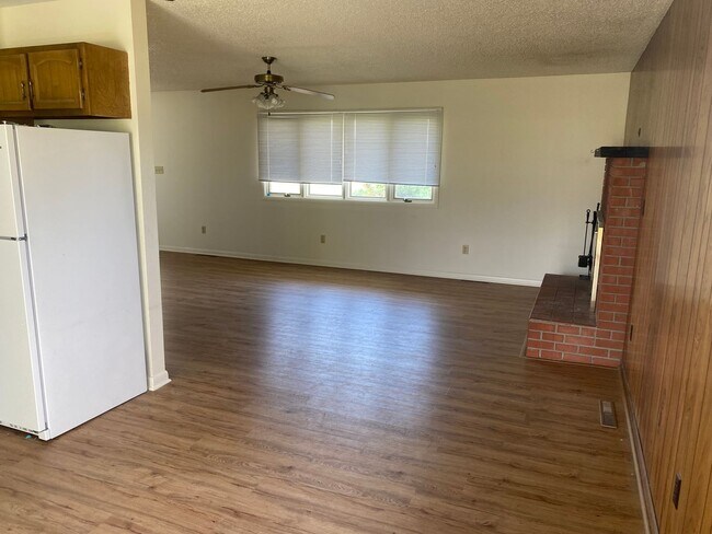 Foto del edificio - 4 bedroom, 2 bathroom Home off Spring Hill...
