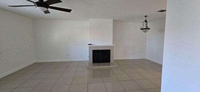Building Photo - Centrally Located Redlands Townhome