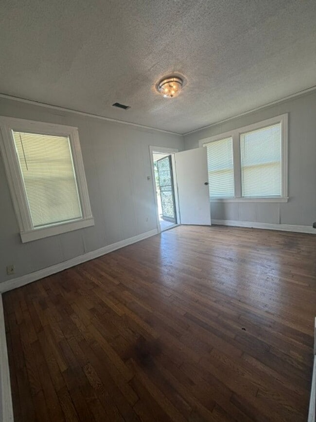 Building Photo - Mallory Duplex