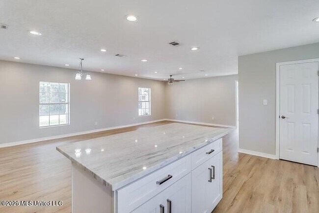 Building Photo - 912 Maple St