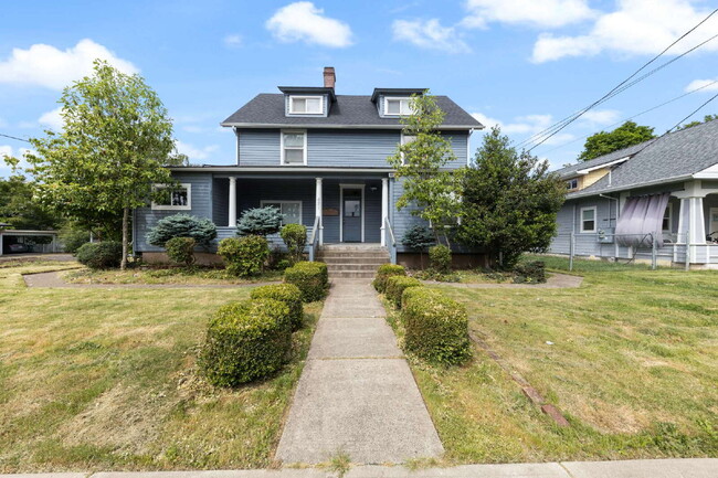 Building Photo - 2 Bedroom 2 Bathroom on College Street!