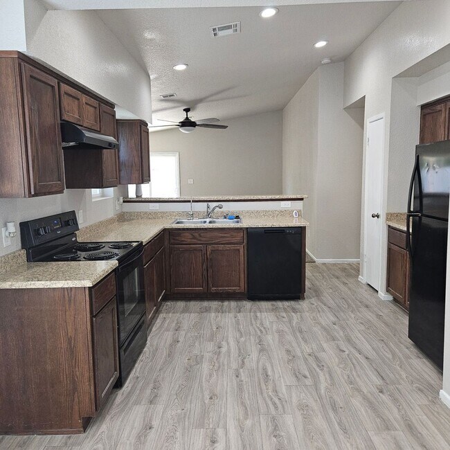 Foto del edificio - Remodeled 3 Bedroom Home with Solar & Landscaping Included!