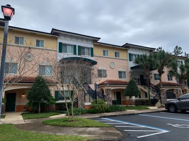 Beautiful Townhouse Style Apartment availa... - Beautiful Townhouse Style Apartment availa...