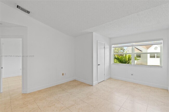 Foto del edificio - 17580 NW 67th Pl