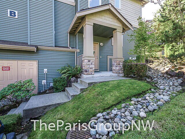 Building Photo - Remarkable River Ridge TH * 3br+Bonus * 2car Garage *Outdoor Rec