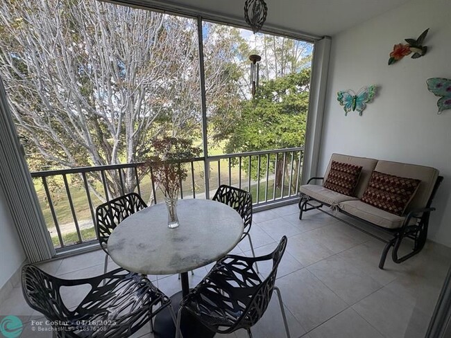 Foto del edificio - 1055 Country Club Dr