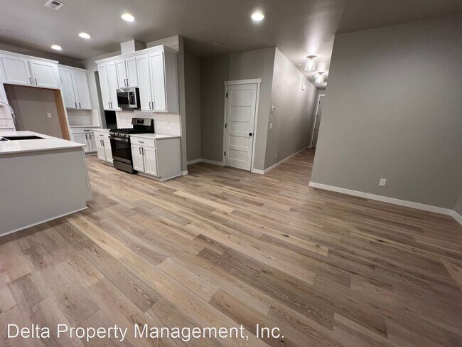Foto del edificio - 5 br, 3.5 bath House - 8729 69TH PL NE