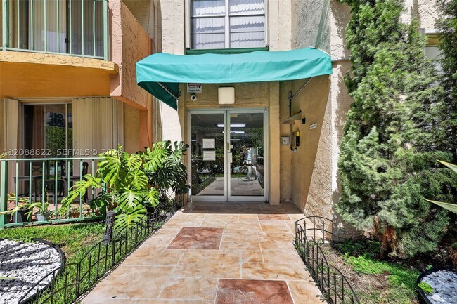 Building Photo - 9360 Fontainebleau Blvd
