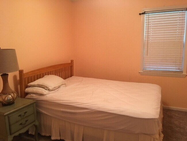 Building Photo - 422 Holly St