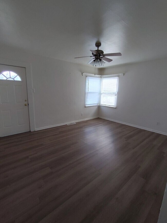 Building Photo - Bright & Inviting 2BD/1BA Apartment