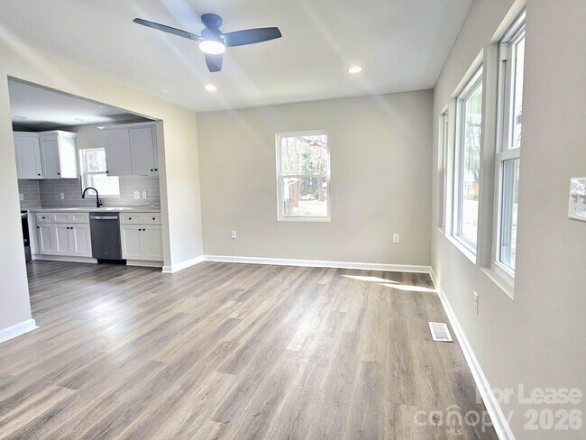 Foto del edificio - 2900 Enfield Rd