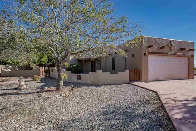 Building Photo - Charming Home On the Golf Course!