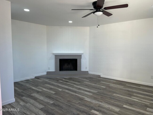 Foto del edificio - 3842 W Country Gables Dr