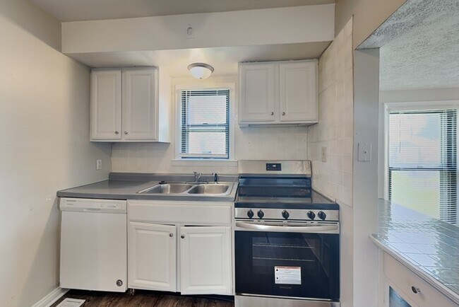 Foto del edificio - 6196 W Morris St