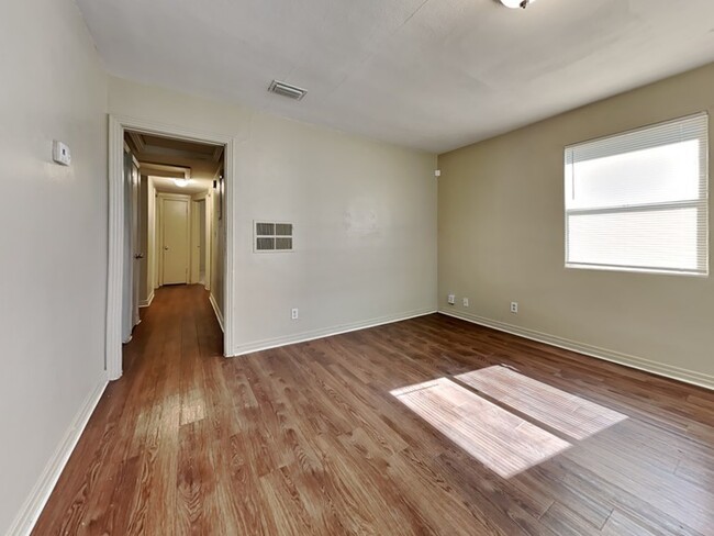 Foto del edificio - 5131 Dugdale Rd