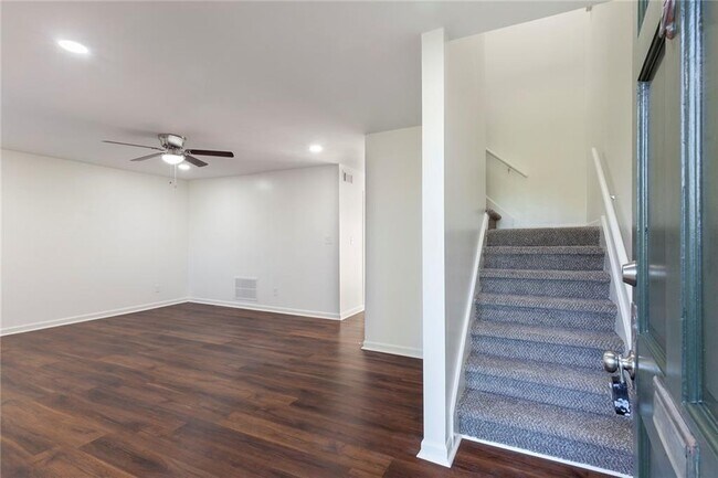 Foto del edificio - 330 Winding River Dr