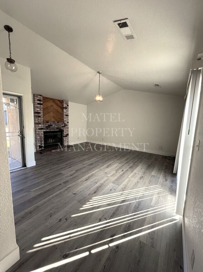 Foto del edificio - 509 Pirinen Ln