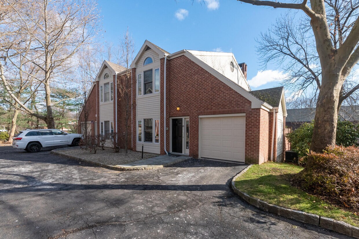 Primary Photo - 20 Pine Brook Ln