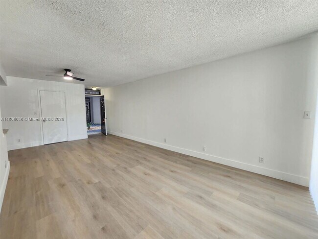 Building Photo - 210 Lake Pointe Dr
