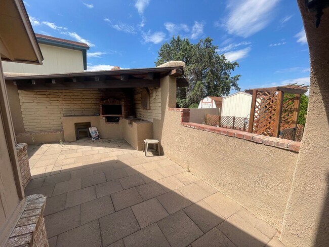 Building Photo - 3 Bedroom Near Mariposa Park