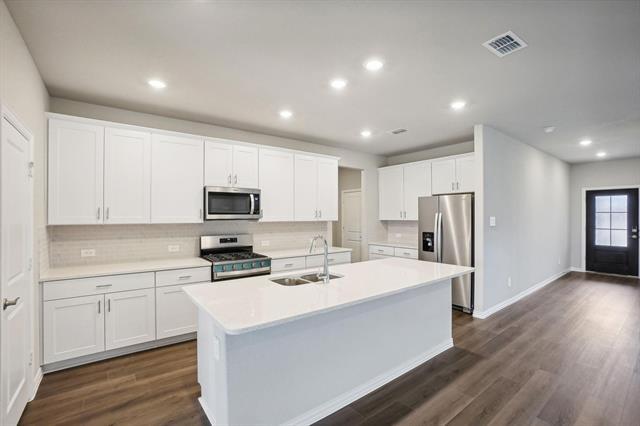 Building Photo - 4001 Medina Dr