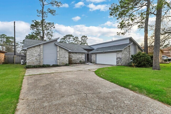 Building Photo - 9842 Pinehurst St