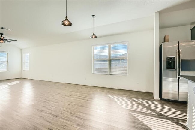 Building Photo - 209 COSMOS LN