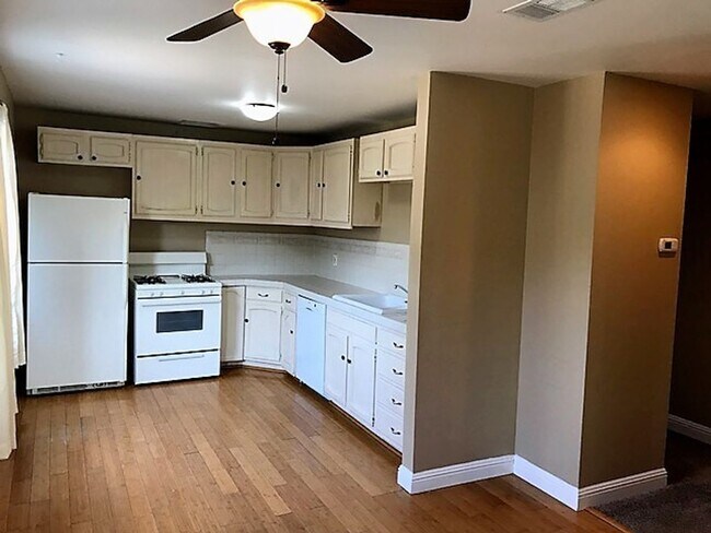 Foto del edificio - 3 Bedroom with Fenced Yard in Laguna Lake