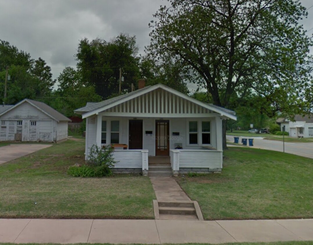FRONT of DUPLEX - 1121 S Main St