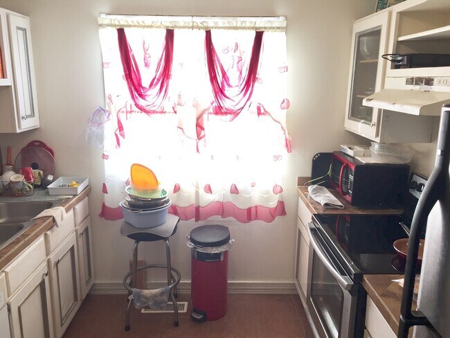 Building Photo - 2Br/1Ba TH w/Attached 1 CG in Brooklyn Park!