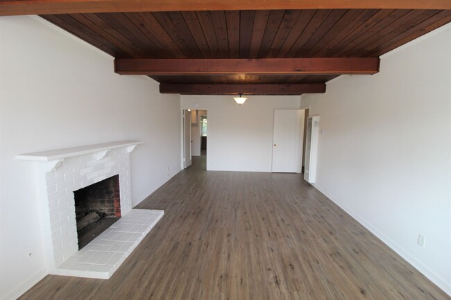 Building Photo - Quaint Santa Paula Home