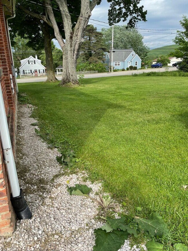 Building Photo - Single Family Home 2 Bedrooms 1 Bath with ...