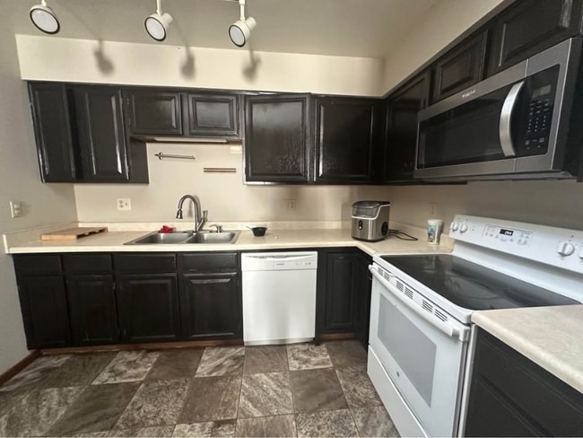 Building Photo - 2062 S Ridge Dr