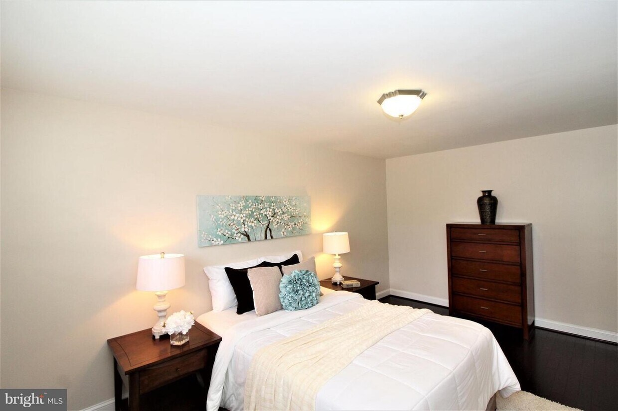 Foto principal - 1031 Michigan Ave NE