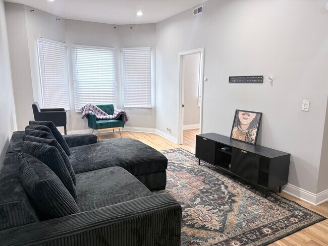 Foto del edificio - 3008 E 81st St