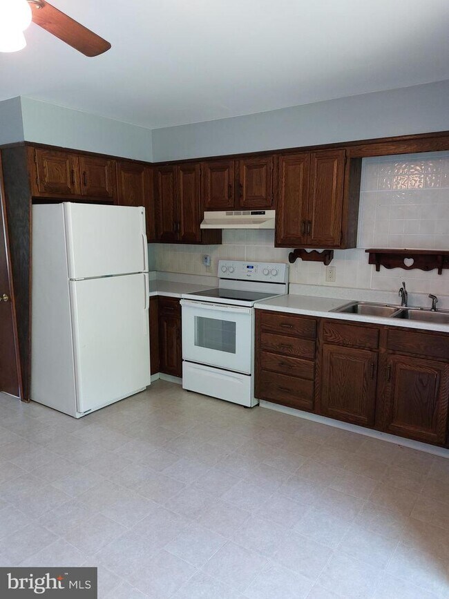 Building Photo - 110 Maple Dr