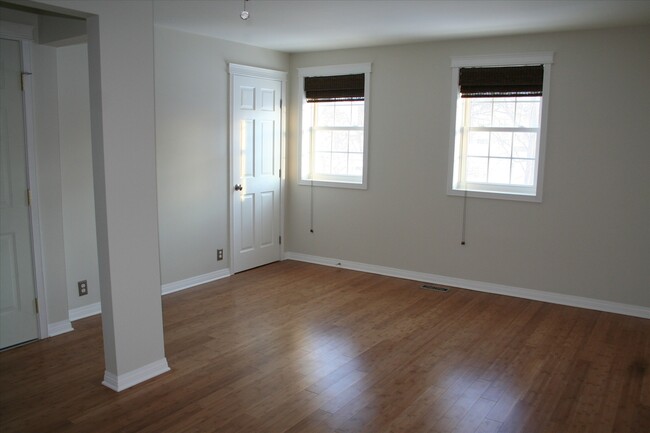 Building Photo - 147 Dumoulin St