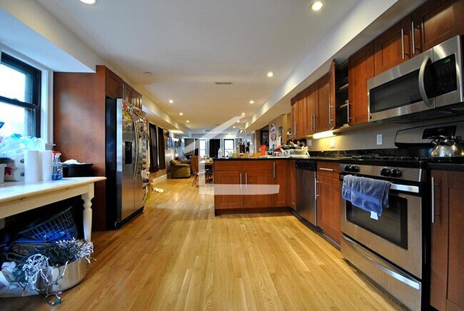 Foto del edificio - Gut Renovated 5 Bed/2 Bath duplex, in 2 fa...