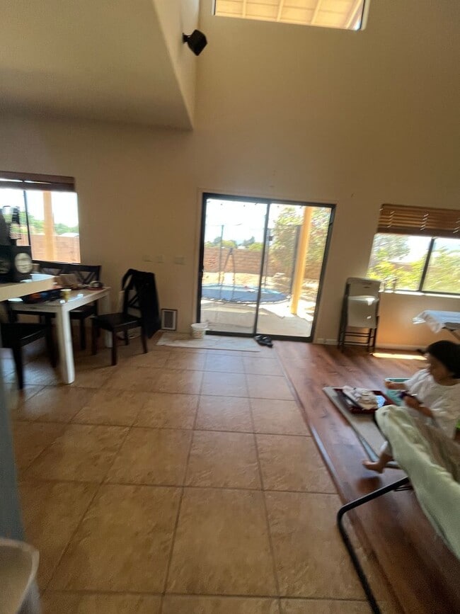 Building Photo - Large 4 bedroom home