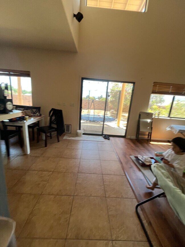 Foto del edificio - Large 4 bedroom home