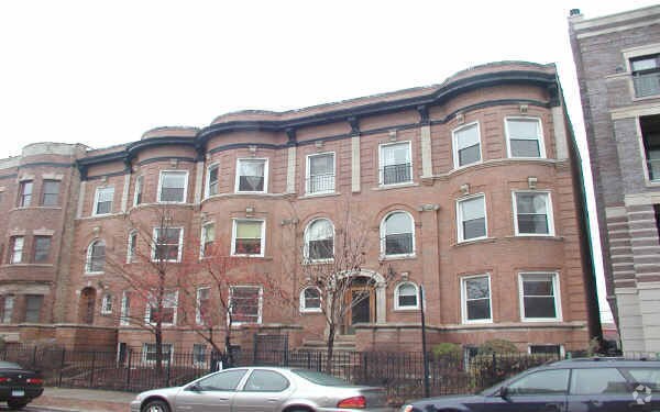 Building Photo - 4051 N Sheridan Rd
