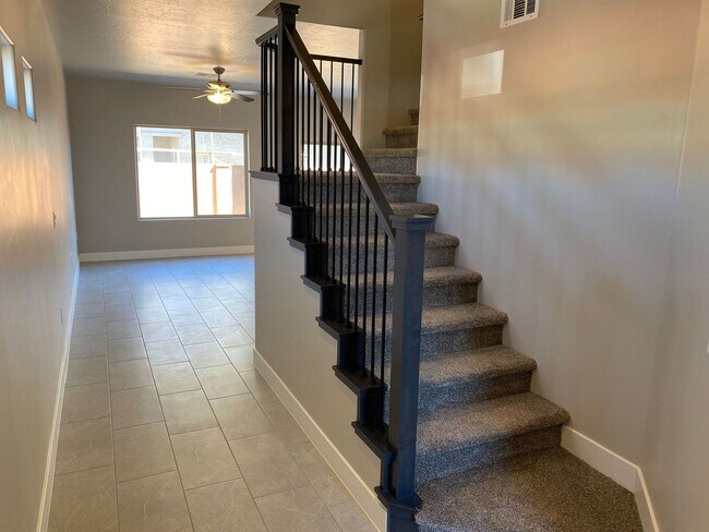 Foto del edificio - Red Mountain Vista Town Home, End Unit