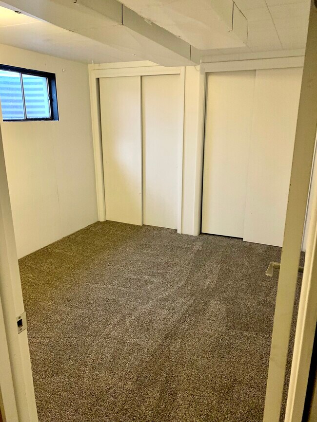 Dormitorio en el sótano que no cumple con las normas - 2709 Meadowlark Ave