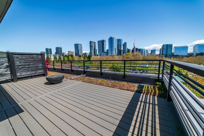 Foto del edificio - Park Central Townhomes - 4 Stories, 3 bedrooms, 31/2 bathrooms, 2 car garage and a rooftop deck w...