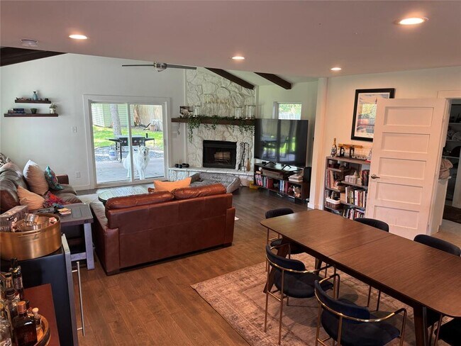 Foto del edificio - 5304 Basswood Ln