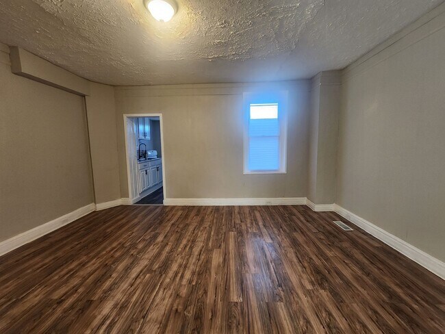 Building Photo - Charming 2 Bedroom Home with Backyard & In-Unit Washer/Dryer