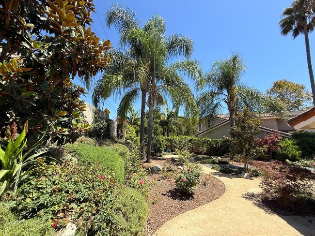 Building Photo - Beautifully Updated 3 bedroom + Office/2 B...