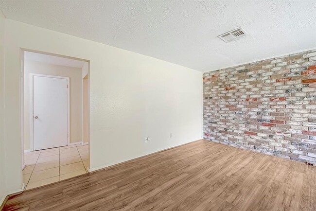 Building Photo - 6957 Chasewood Dr