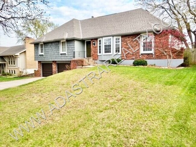 Building Photo - Gorgeous Updated 4 Bedroom/3 Bath Home in ...